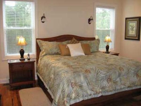 1st Floor Master Bedroom - Private Bath & King Bed