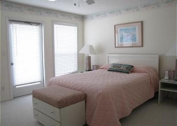 Bedroom 04 with Queen Bed and Beachfront Deck Acce