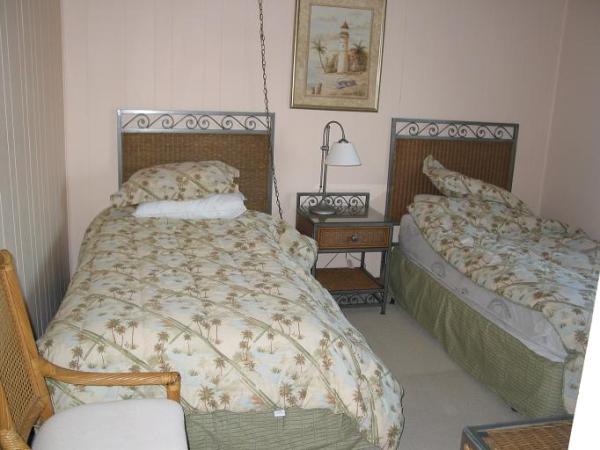 Bedroom with Twin Beds