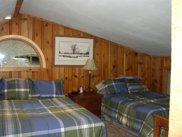 loft w/2 double beds & single bed