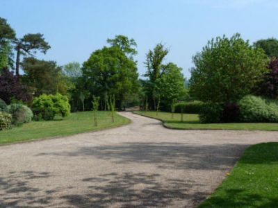 Sweeping gravel driveway