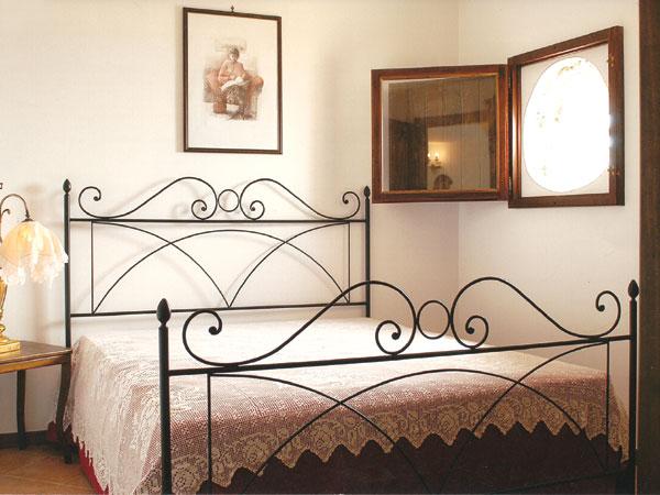 1 Queen Bedroom & 1 with 2 Single Beds