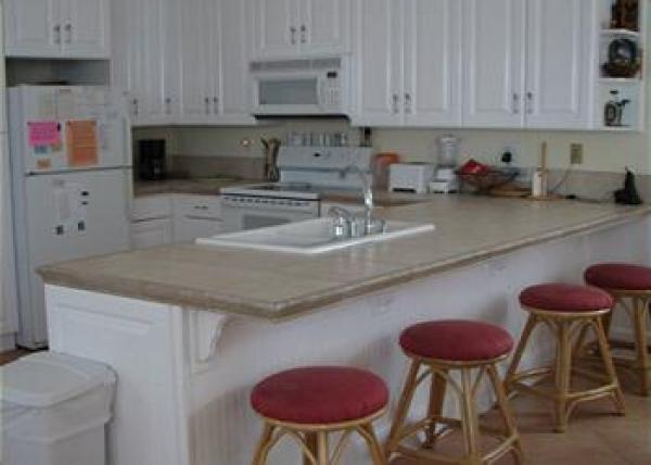Kitchen with Barstools for 4 