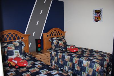 CHARACTER TWIN BEDROOM.