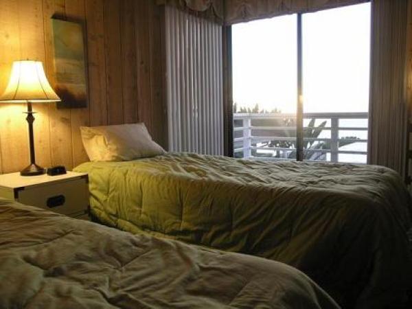 Bedroom with Twin Beds