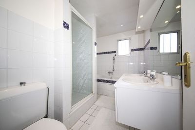 Paris Bella Vista bathroom with walk in shower