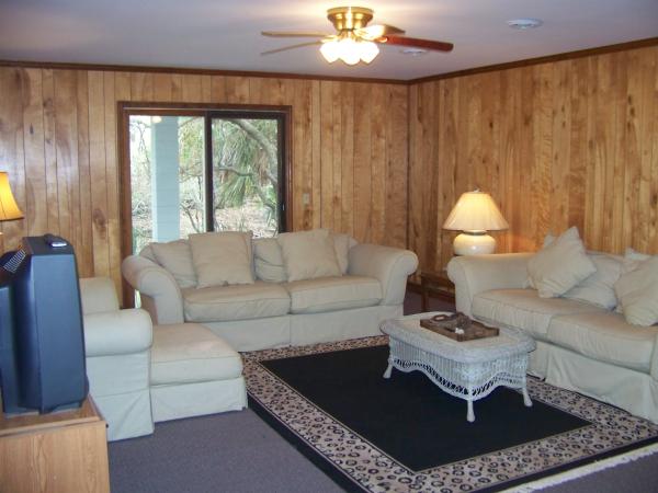 Enjoy the oceanviews from the sunroom