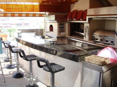 Kitchen with breakfast bar