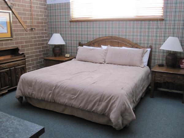 Ski Resort Themed Bedroom with King bed
