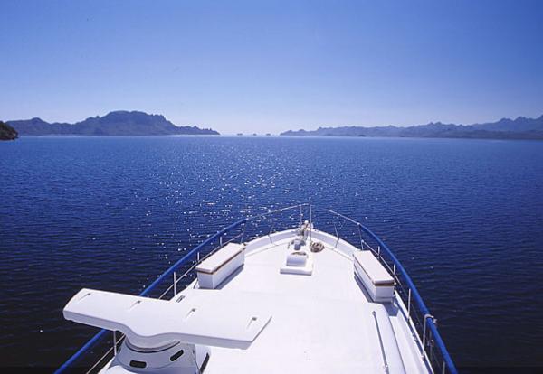 Spacious bow and sun deck