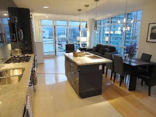 Kitchen and dining area. Mountain and Harbour view