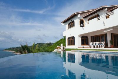Casa Melissa infinity pool with oceanfront Views
