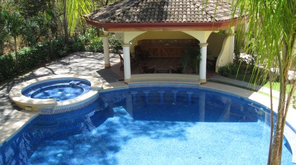 Pool and Rancho swim up bar