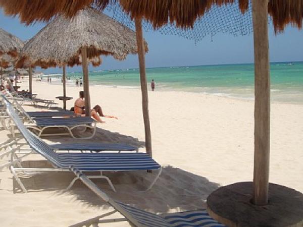 Pristine beaches 3 blocks away