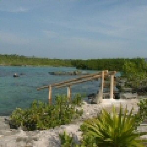 Private access to the lagoon