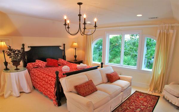 3rd Floor Spacious King Suite