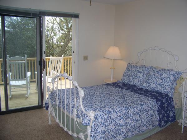 Queen bedroom with access to deck