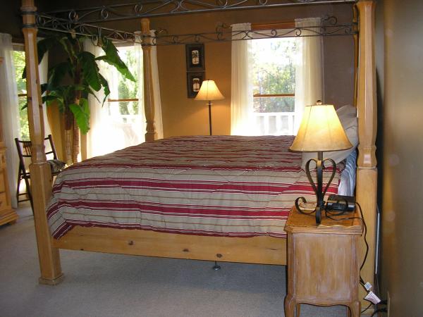 King Bedroom With Jacuzzi and Full bath