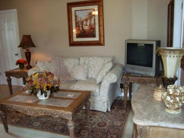 Master Br w/Romantic Loveseat & TV/DVD/VCR
