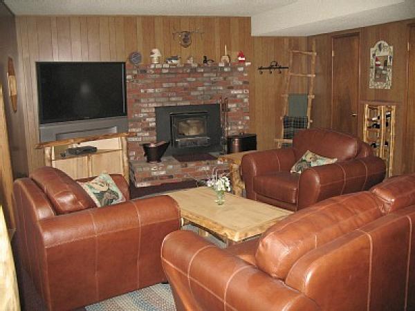 Large family room, Large screen TV, wet bar, Stove