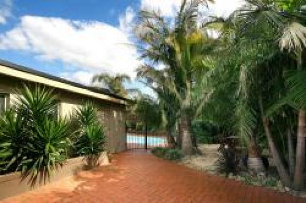 Sand-On Bulli Beach-BBQ and entertaining area