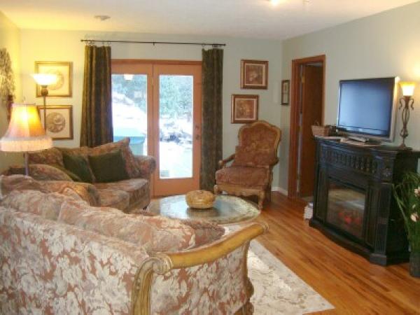 King BR, Sofas, 2 TVs, Private BA, Door to Hot Tub