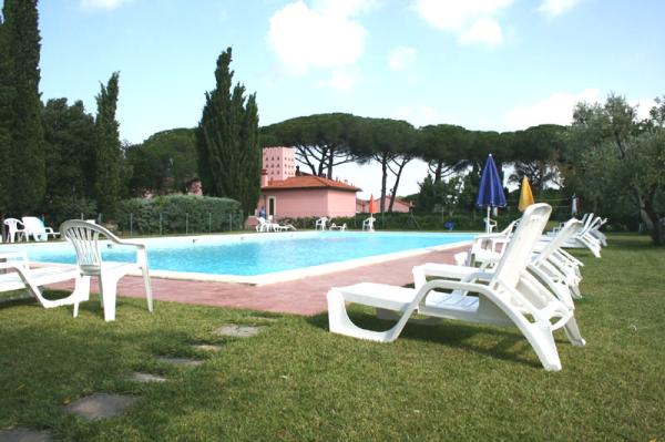 Pool with Sunloungers