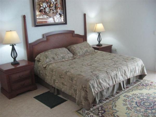 Bedroom #1 With Kingsize Bed