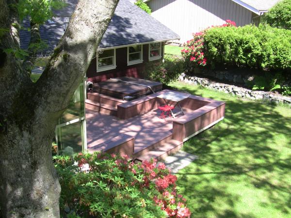 Hot tub, deck, BBQ, private backyard trail to park