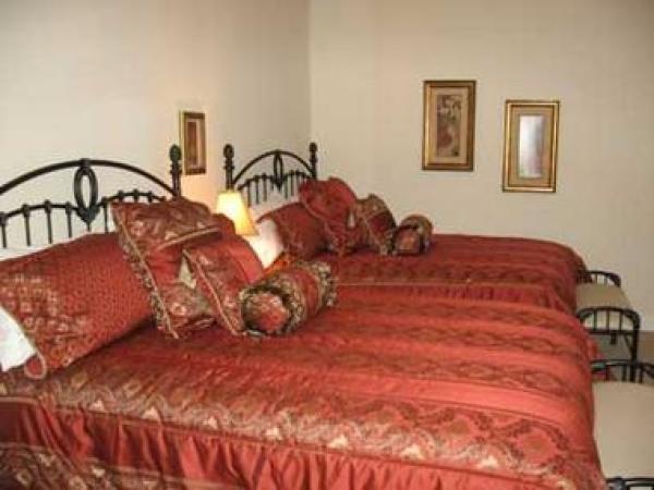 Bedroom #6 -2 Queen Beds & Shares Bath with BR#5