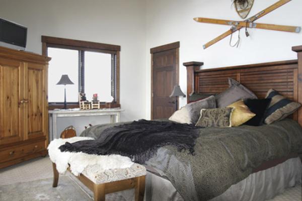 Master Suite with Steam Shower in Bathroom
