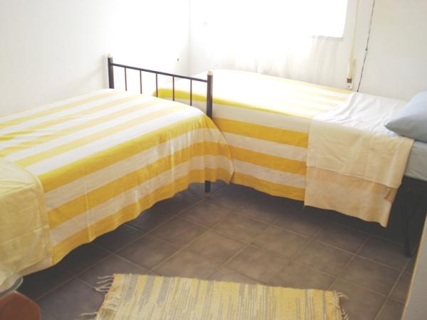 Bedroom with Two Single Bed