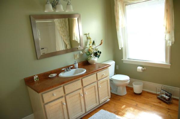 Bathroom to Queen bedroom