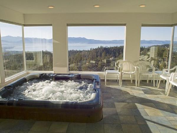 Large Hot Tub, Heated Floor, Powder Room, Views!