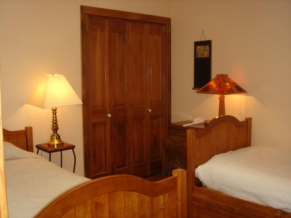 Upstairs Twin Bedroom w/ TV and DVD