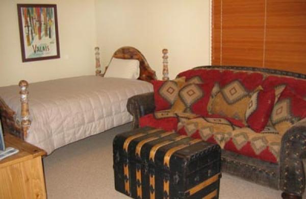 Den with Full Bath, Queen + Queen Sofa Sleeper