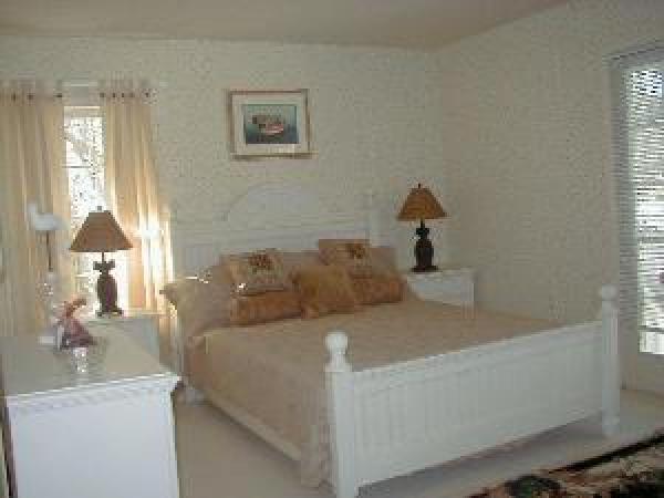 Bedroom w/queen bed