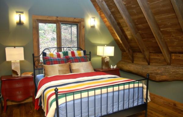 Guest bedroom with Queen