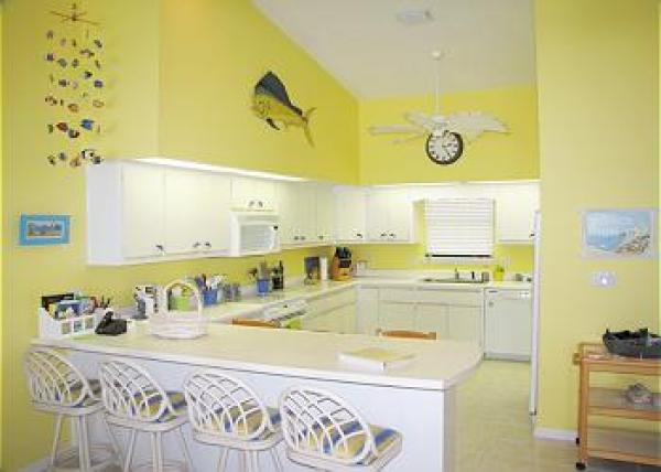 Full Kitchen and Bar Eating Area for 4