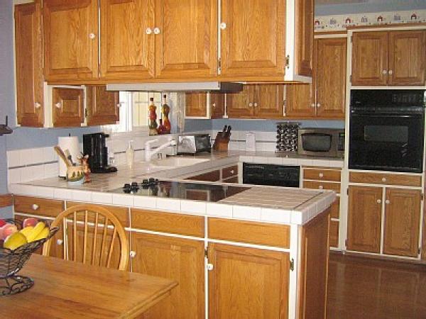 Fully equipped Kitchen with eat - in table