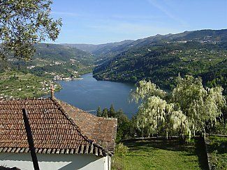 Farmhouse overlooking Douro river