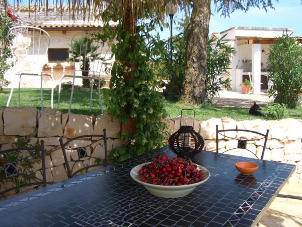 Outside Dinning with Garden View