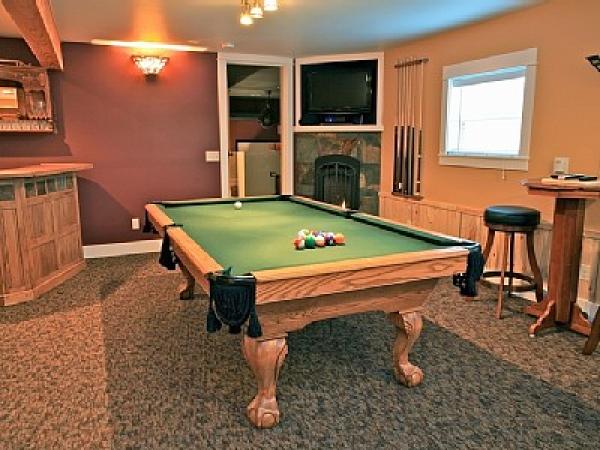 Billiard Rm w/Game Table, Fireplace & Full Bath