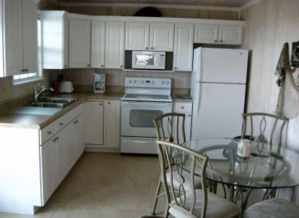 Kitchen & Dining Area