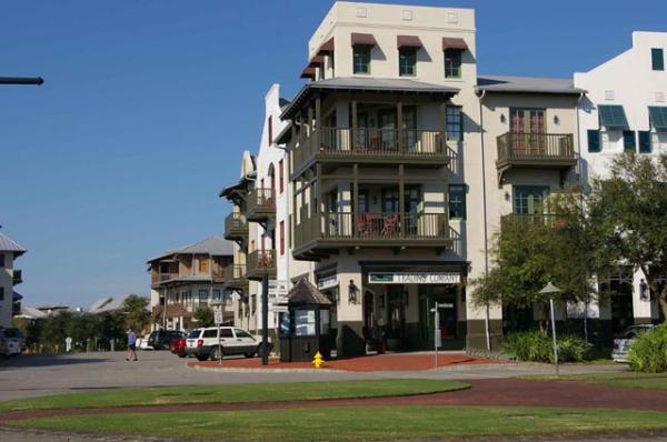 Shopping and dinning at nearby -Ays Beach