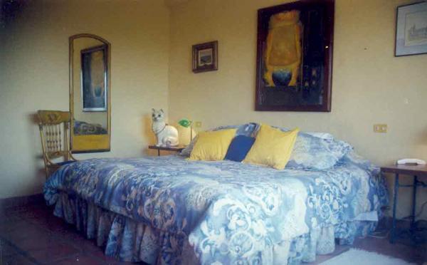 King size bed (upper apartment)