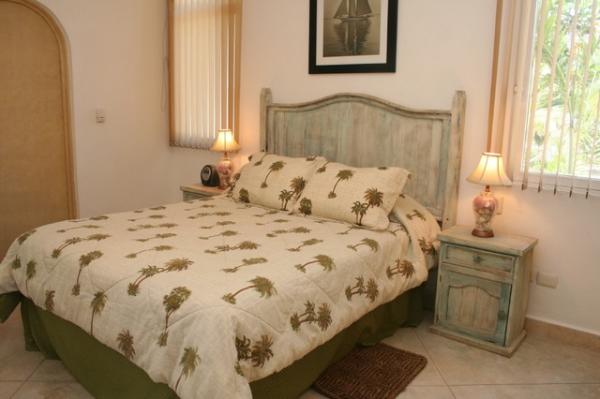 1st Floor Bedroom w/ Queen Bed