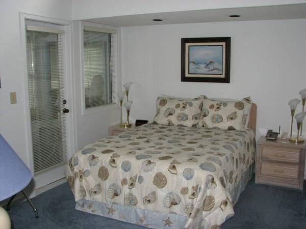 Master Bedroom (Queen Bed)