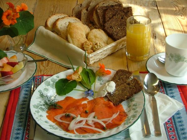 Smoked sockeye salmon with dill & capers