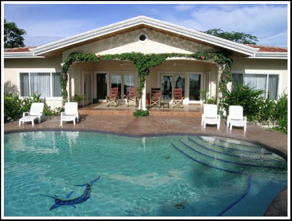 Large Clover-shaped Pool